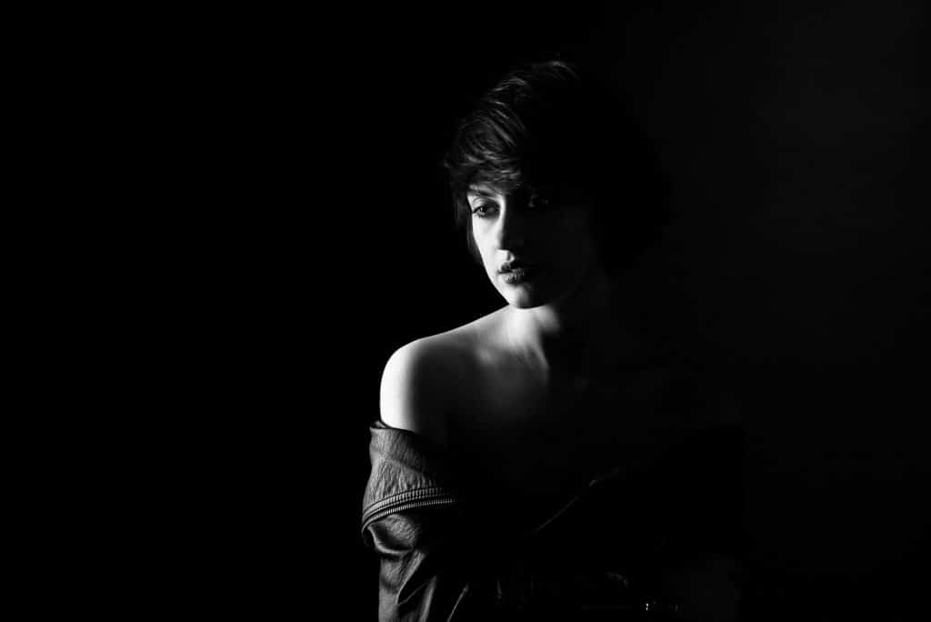 Katherine - Portrait en noir et blanc en studio