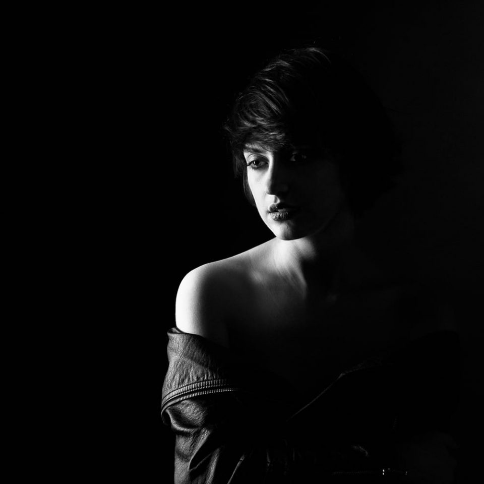 Katherine - Portrait en noir et blanc en studio