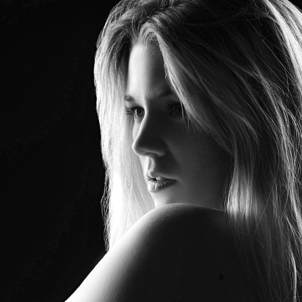 Laurie portrait studio en noir et blanc